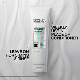 Masque Redken Acidic Bonding Concentrate sur un fond de salle de bain élégante