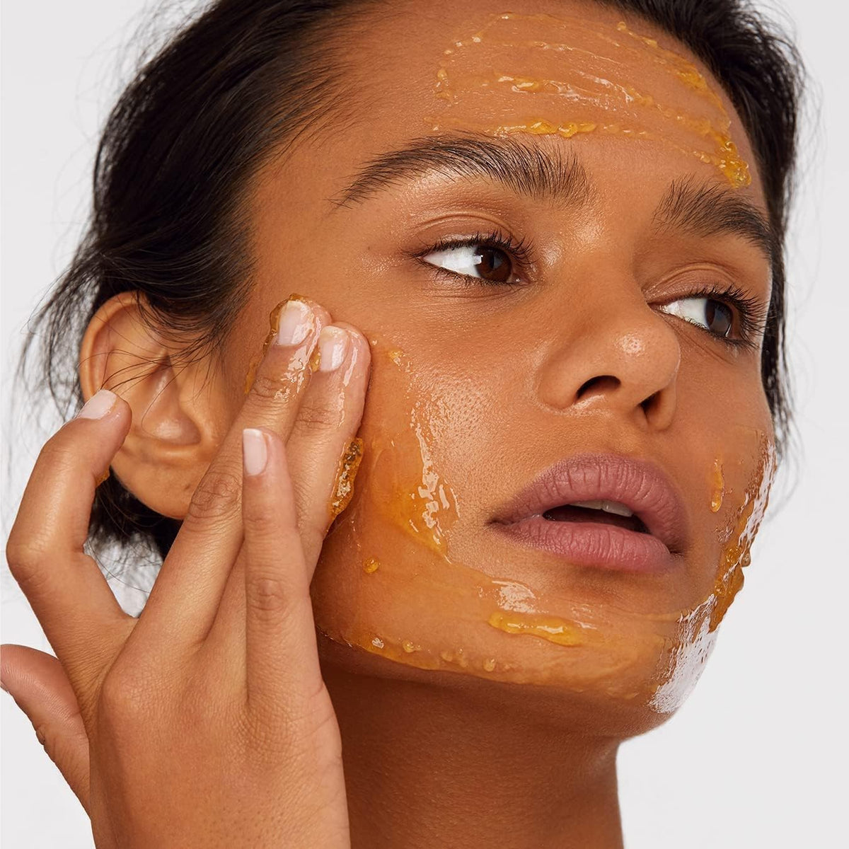 Masque visage Versed sur table avec accessoires de soins