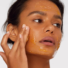 Masque visage Versed sur table avec accessoires de soins