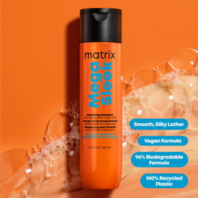 MATRIX Shampoo Mega Sleek 1000ml en usage avec des mains mouillées