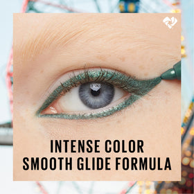 MAYBELLINE crayon eyeliner Ultra Pink avec d'autres produits de maquillage