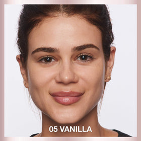 MAYBELLINE Fond de Teint Liquide Vanille en application sur la peau
