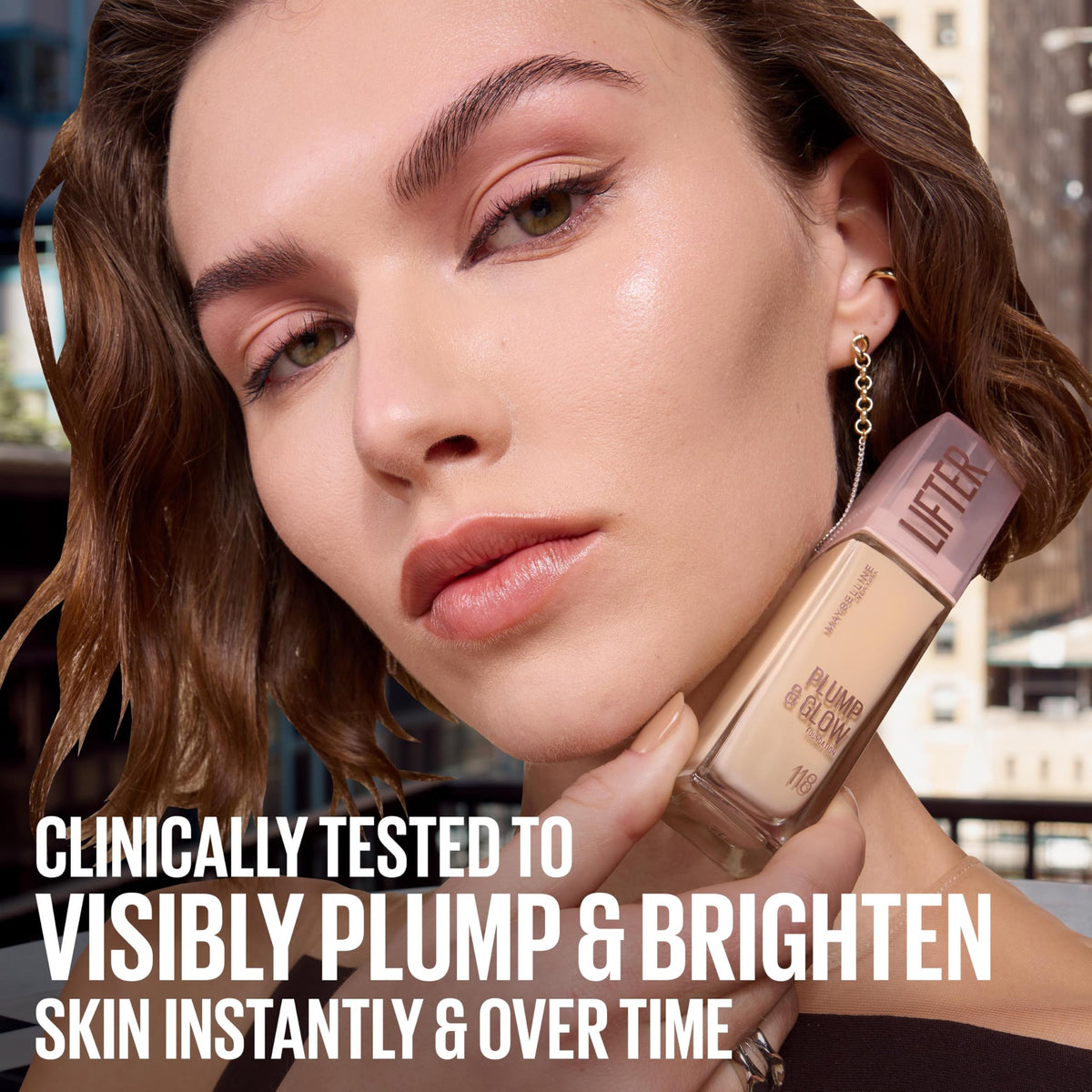 MAYBELLINE Lifter Plump & Glow 210, échantillon de teinte sur une palette