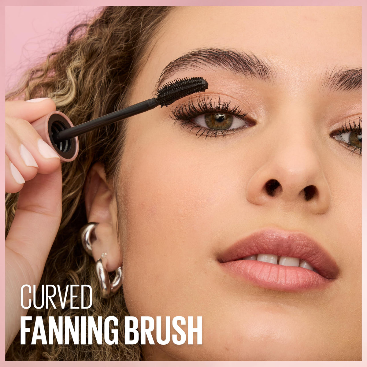 MAYBELLINE mascara Lash Sensational sur un fond blanc