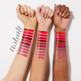MAYBELLINE Super Stay Vinyl Ink Rouge à Lèvres sur un fond neutre