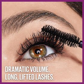 MAYBELLINE The Falsies Lash Lift mascara sur une table