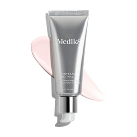 Medik8 Crystal Retinal 1 sérum de nuit sur table de beauté