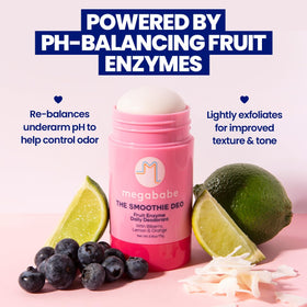 Megababe Smoothie Deo à côté de fruits frais pour une ambiance naturelle