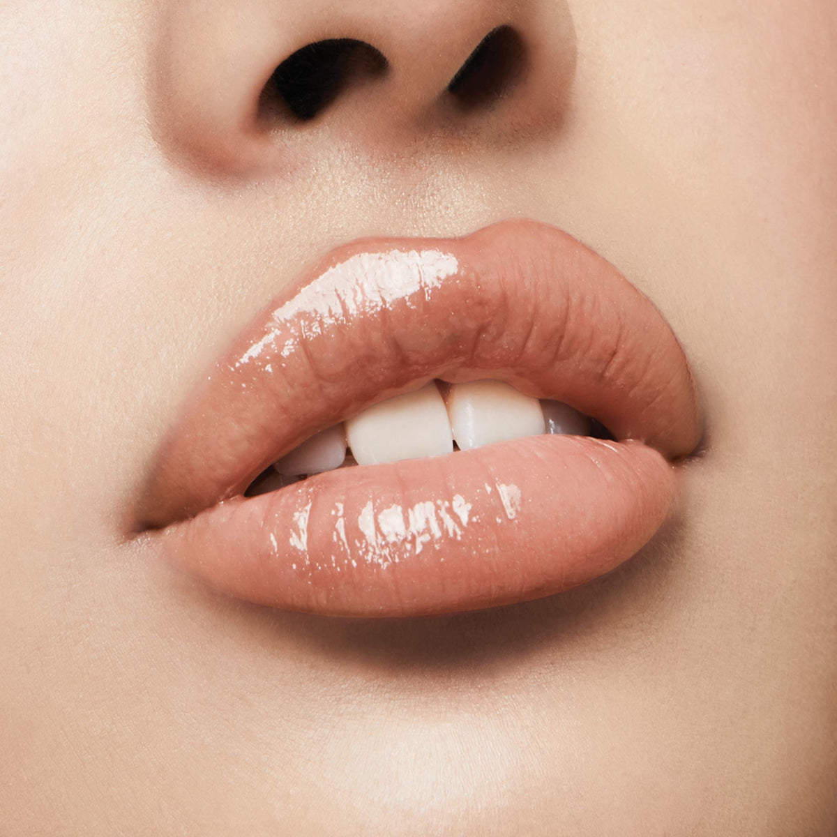 Milani Gloss à Lèvres Nourrissant Champagne sur un fond neutre
