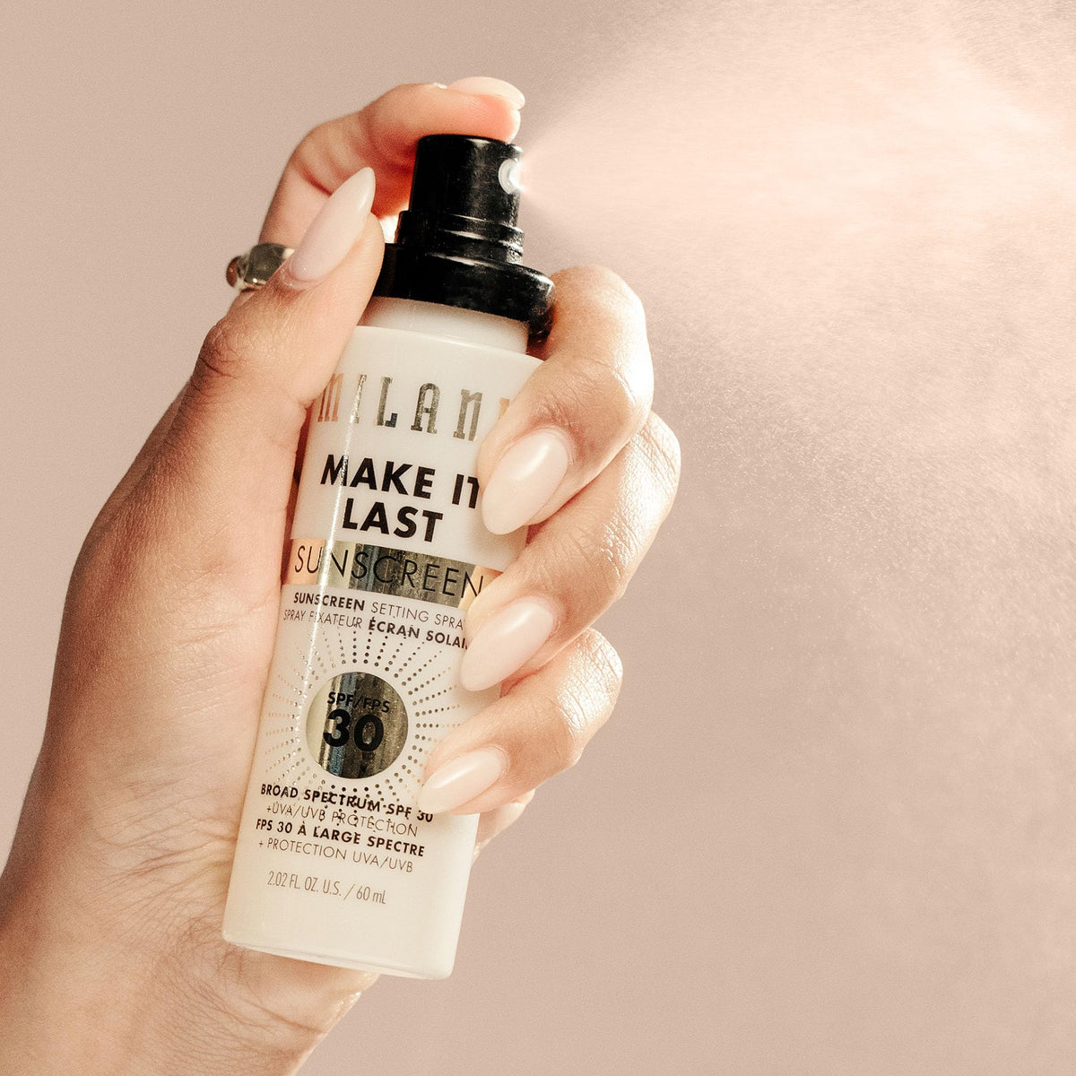 Milani Spray Fixateur Solaire SPF 30 à côté de produits de maquillage