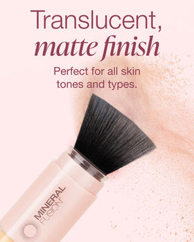 Mineral Fusion Écran Solaire Poudré SPF 30 avec application sur la peau