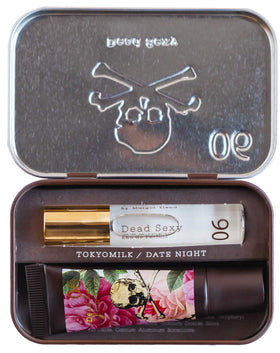 Mini rollerball parfum TOKYOMILK Dead Sexy à côté du baume à lèvres