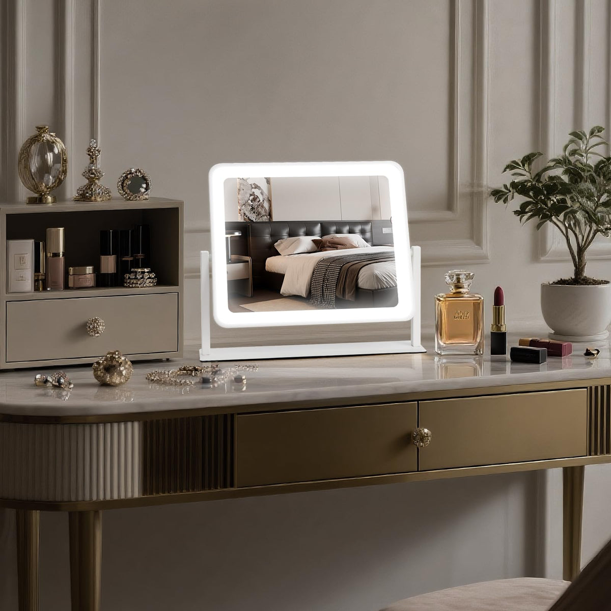 Miroir de maquillage Bearolve sur une coiffeuse avec accessoires de beauté