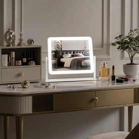 Miroir de maquillage Bearolve sur une coiffeuse avec accessoires de beauté