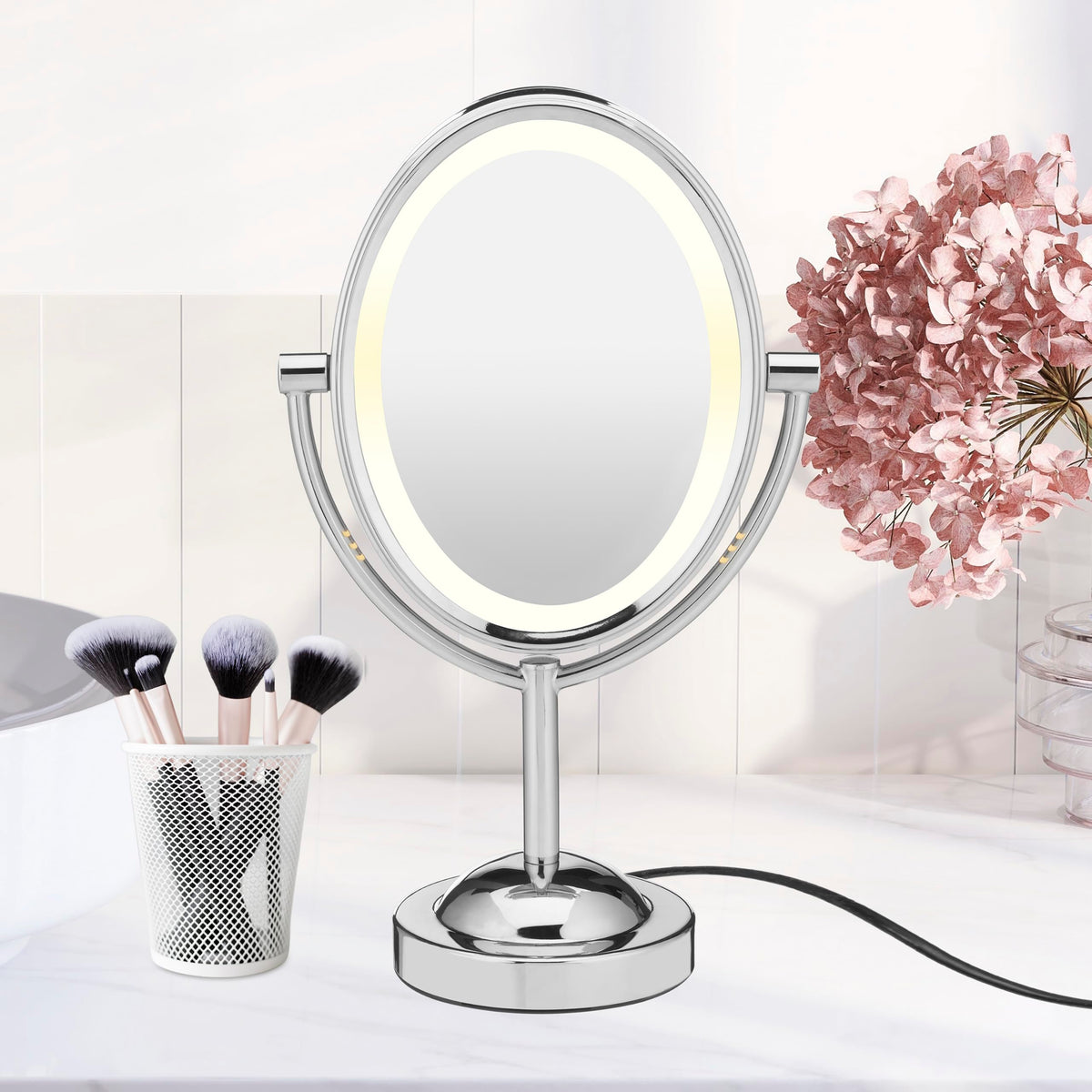 Miroir de maquillage Conair à côté de produits de beauté