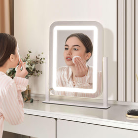 Miroir de maquillage éclairé dans un environnement de chambre