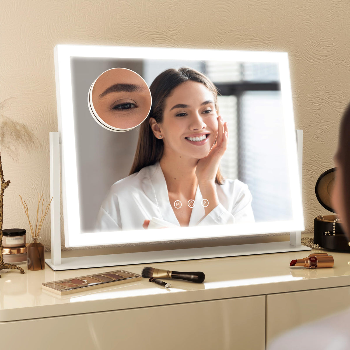 Miroir de maquillage FENNIO sur une coiffeuse élégante
