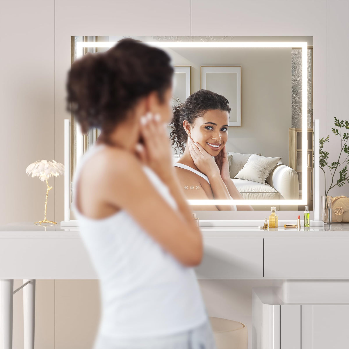 Miroir de maquillage Hasipu en utilisation avec téléphone chargé