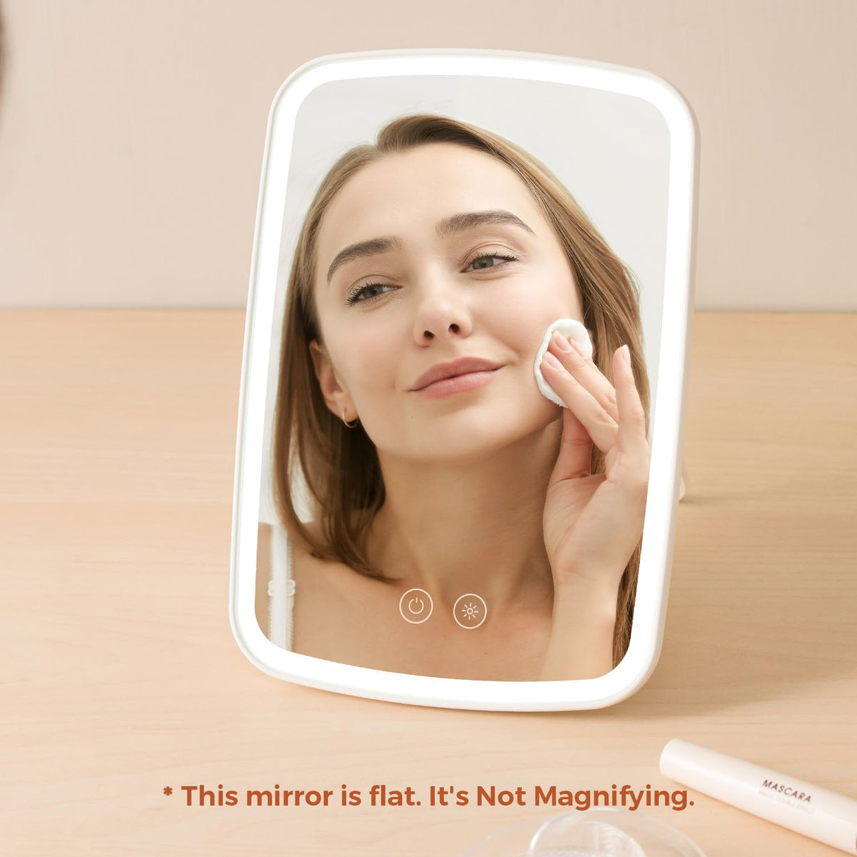 Miroir de maquillage NEZZOE avec éclairage chaud dans une salle de bain