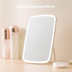 Miroir de maquillage NEZZOE en position inclinée sur une table