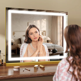 Miroir ROLOVE sur une coiffeuse avec accessoires de beauté