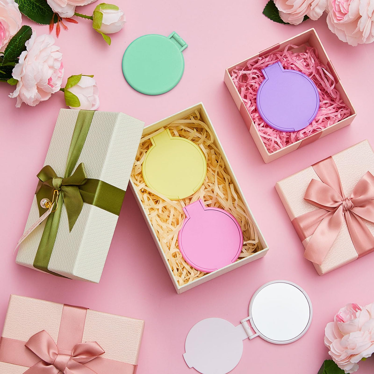 Miroirs compacts Jetec en couleurs assorties, disposition sur une table