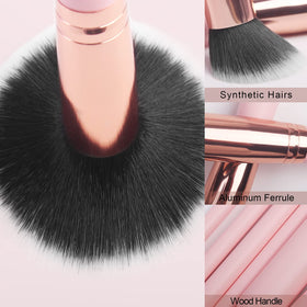 Mise en situation des pinceaux de maquillage Real Perfection sur un bureau