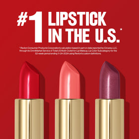 Modèle appliquant le Rouge à Lèvres REVLON 120 Apricot Fantasy