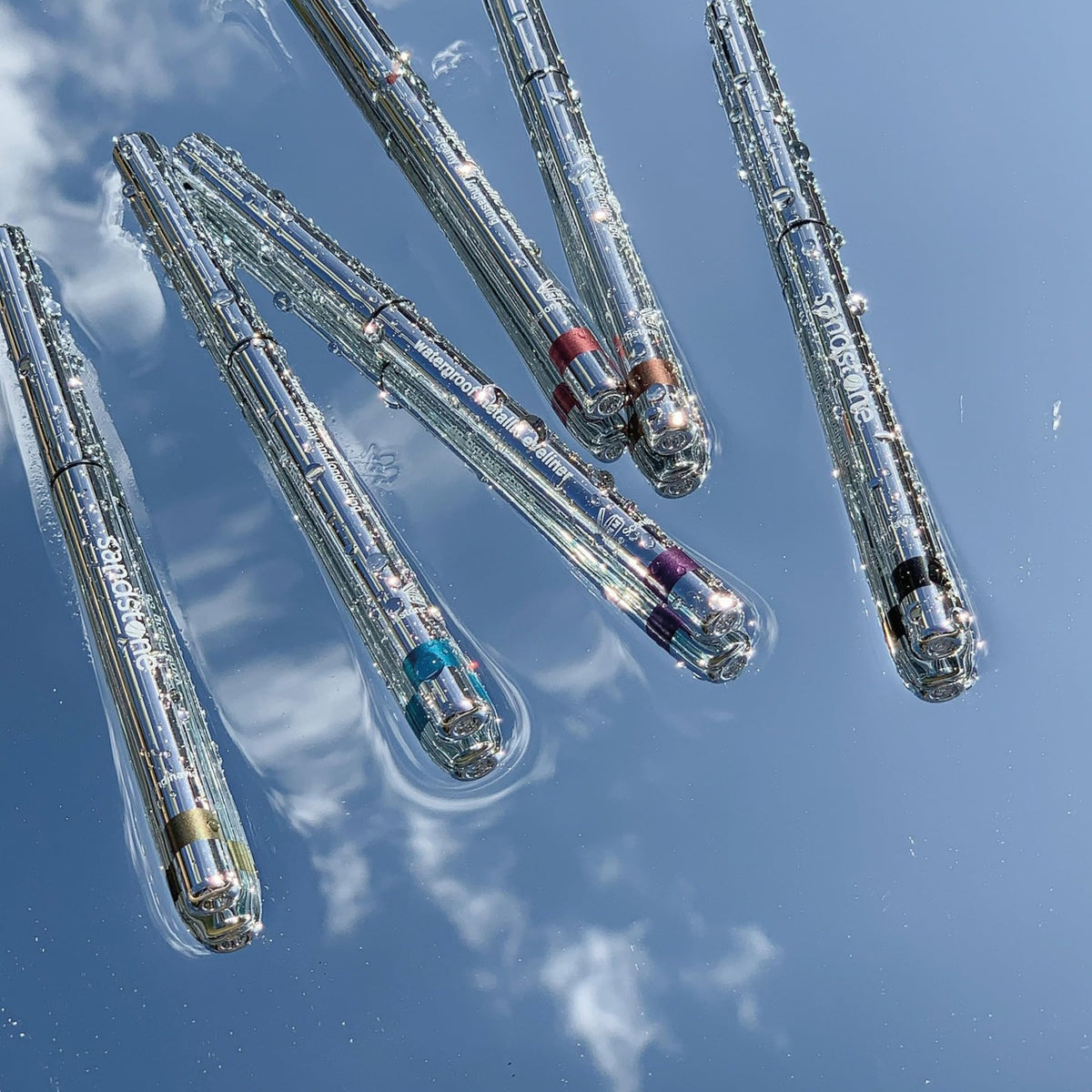 Modèle avec maquillage utilisant le crayon eyeliner noir
