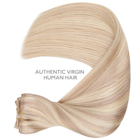 Modèle portant des extensions de cheveux Wennalife en blond platine