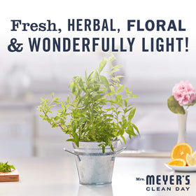 Moment de lavage des mains avec le savon moussant Mrs. MEYER'S