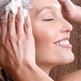 MONAT Scrub Purifiant du Cuir Chevelu en utilisation