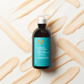 Moroccanoil Crème Coiffante Hydratante 340g main tenant le produit