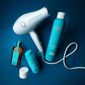 Moroccanoil Laque à Cheveux Lumineuse 10 oz sur une coiffeuse