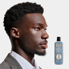 Mousse astringente REUZEL avec un homme utilisant le produit