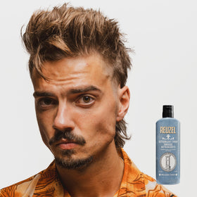 Mousse astringente REUZEL sur une serviette de bain
