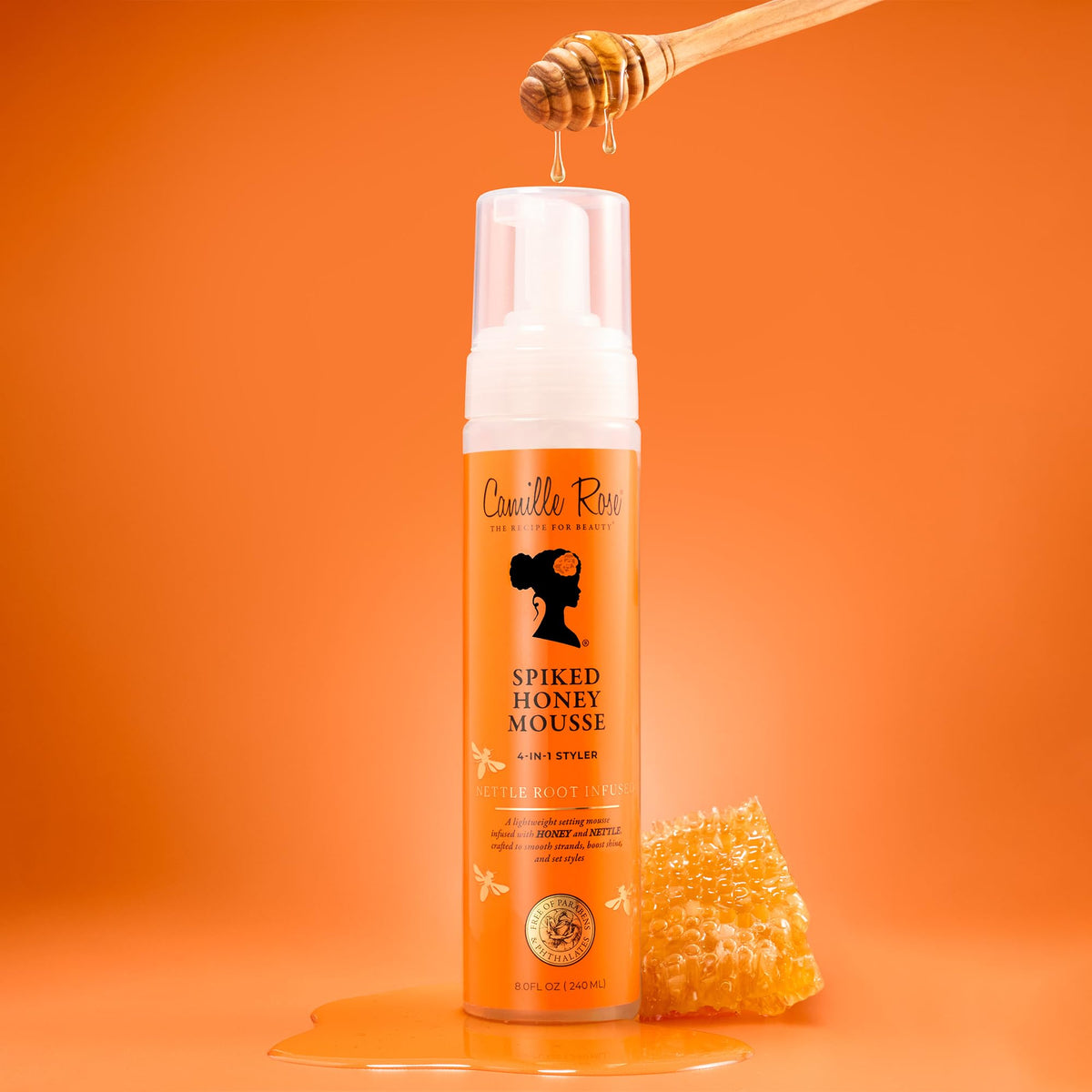 Mousse de coiffage Camille Rose sur un fond blanc