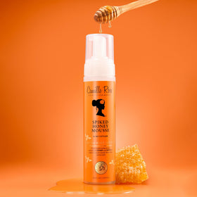 Mousse de coiffage Camille Rose sur un fond blanc