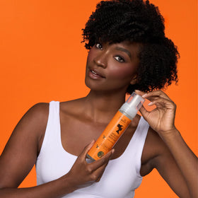 Mousse de coiffage Camille Rose utilisée sur des cheveux bouclés