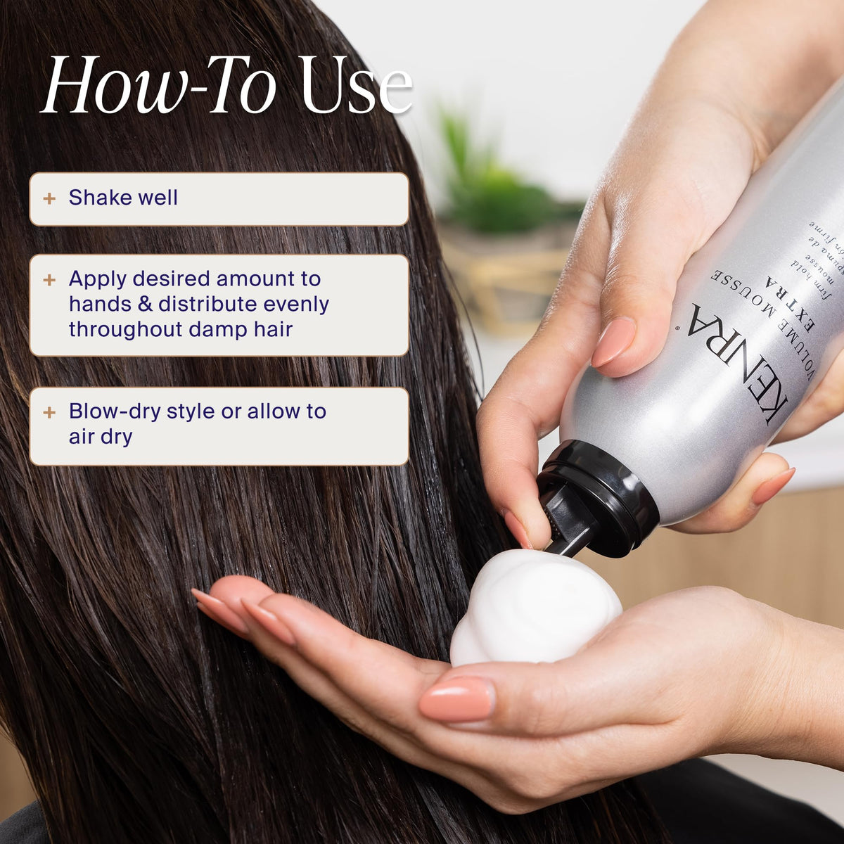 Mousse Kenra Volume Extra 17 dans une main