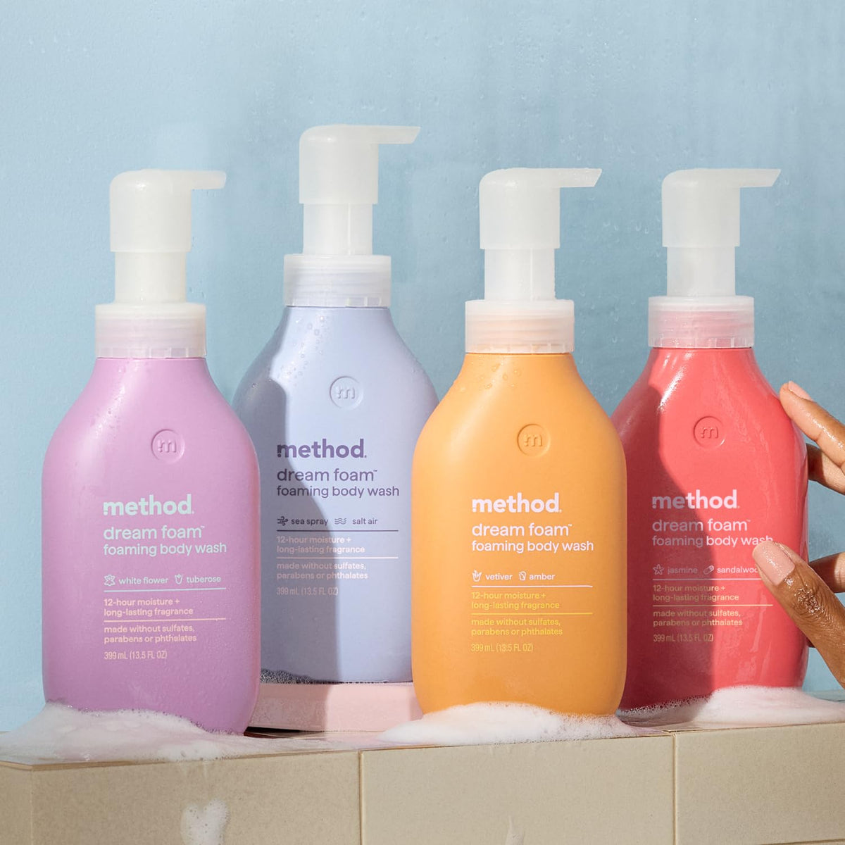 Mousse légère du gel douche Method Dream Foam sur une main