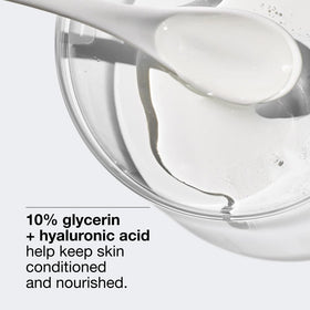 Mousse nettoyante Clinique 150g en utilisation sur le visage