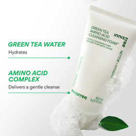 Mousse nettoyante innisfree au thé vert en application sur le visage