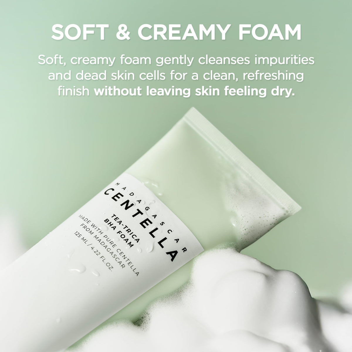 Mousse nettoyante SKIN1004 sur un fond naturel