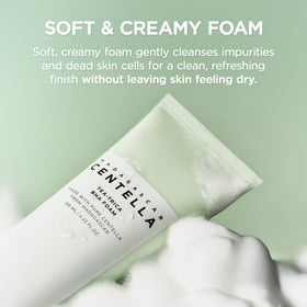 Mousse nettoyante SKIN1004 sur un fond naturel