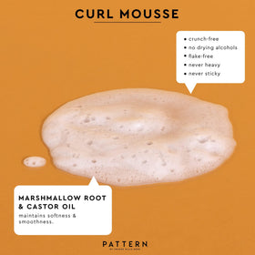Mousse PATTERN affichée avec d'autres produits de soins capillaires