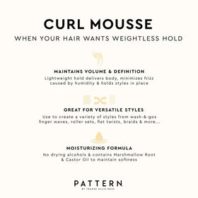 Mousse PATTERN sur une coiffeuse avec accessoires de cheveux