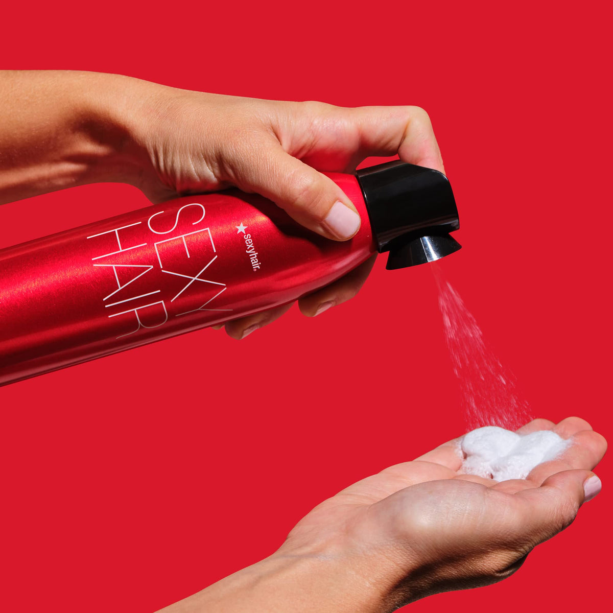 Mousse SexyHair Big Root Pump Plus sur un fond blanc