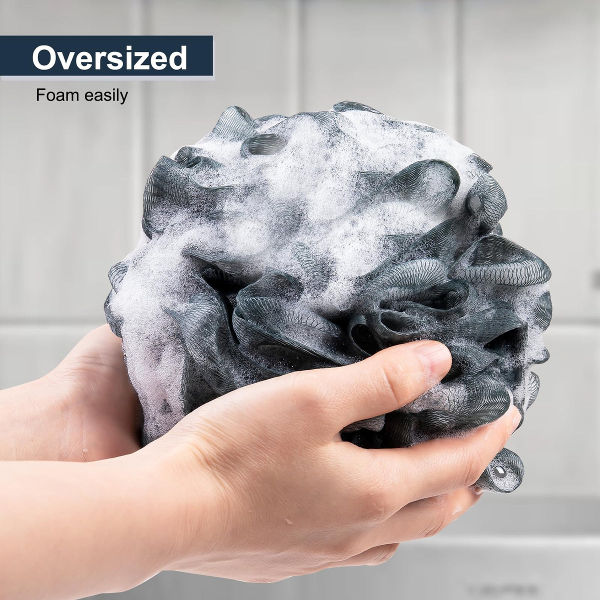 MTDLYICE Éponge Loofah XXL 100g bleu gris en utilisation sous la douche