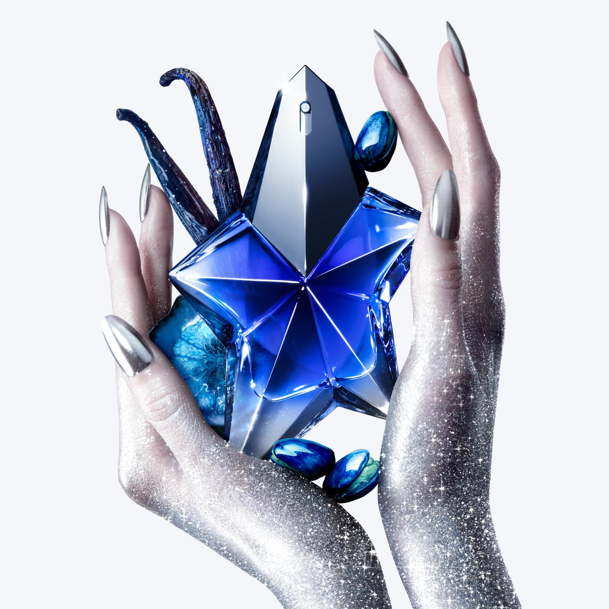 Mugler Angel Stellar Eau de Parfum flacon sur une table en bois